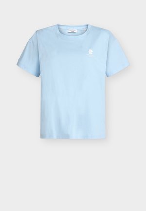 Ανοιχτό μπ�λε βαμβακερό T-shirt με στρογγυλή λαιμόκοψη, κοντά μανίκια και μικρό λευκό γραφικό στο αριστερό στήθος. Με λεία υφή και άνετη εφαρμογή.