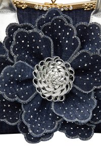 Jeans håndtaske med en stor sølvblomst dekoration, prydet med små glitrende detaljer, og en metallisk guldlås.