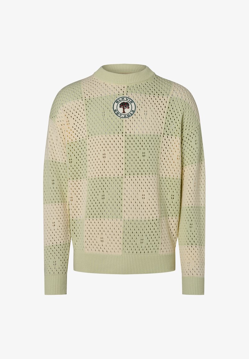 Hellgrüner Strickpullover mit kariertem Muster, runder Ausschnitt und Logopatch. Das Material weist eine perforierte Textur auf.