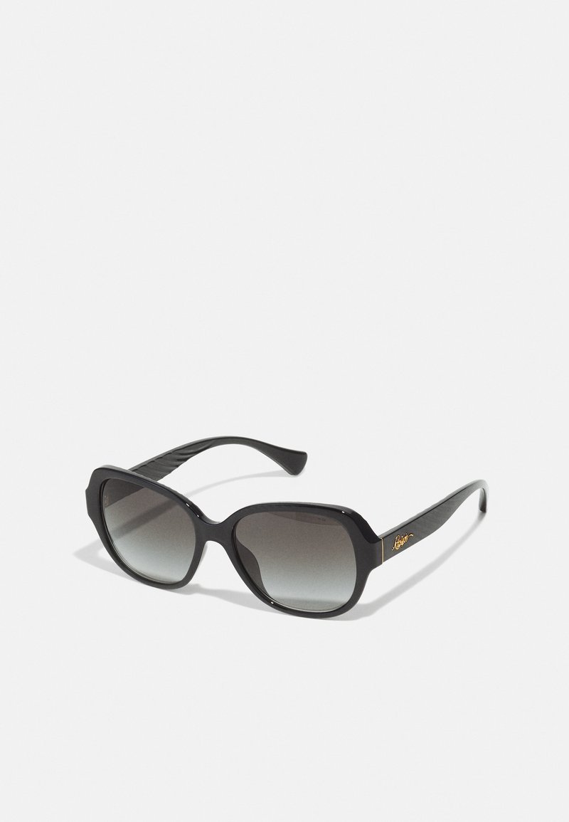 Schwarze Sonnenbrille mit einem dicken, rechteckigen Rahmen und verlaufenden Gläsern. Verfügt über strukturierte Bügel und ein goldfarbenes Logo als Akzent an der Seite.