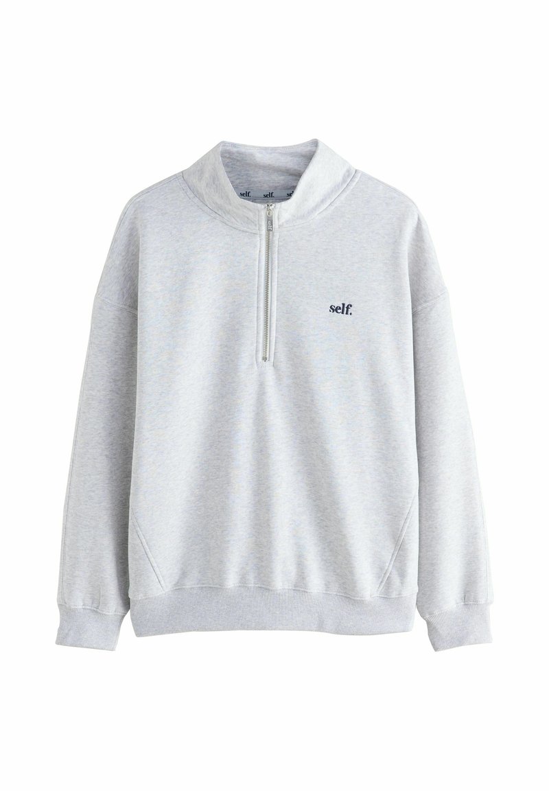 Lichtgrijze sweatshirt met kwartrits en geribde manchetten en zoom, met kleine zwarte "self." tekst op de linkerkant van de borst.