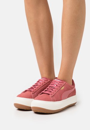 Sneakers in suede rosa con suola in gomma bianca e dettaglio testurizzato. Presentano lacci abbinati e un dettaglio logo dorato sul lato.