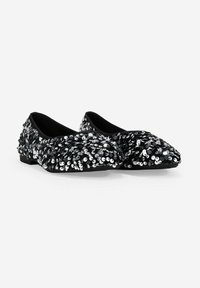 Bailarinas negras adornadas con lentejuelas plateadas, con punta redonda y acabado texturizado, que ofrecen una apariencia decorativa y reflectante.