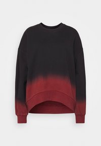 Felpa nera e rossa con gradiente, colletto a girocollo, maniche lunghe e orlo corto. Tessuto morbido con texture liscia e vestibilità ampia.