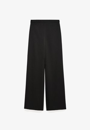 Zwarte wijde broek gemaakt van zachte stof met een elastische tailleband. Heeft een strakke uitstraling en een gladde textuur, zonder zichtbare accenten of patronen.