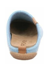 Šviesiai mėlynos spalvos veltinio mažu padu šlepetė, su apvalia forma, ruda odinė detalė kulno srityje ir tekstūruota guminiu padu. Vidus pasižymi lygia apdaila.