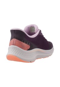 Chaussure de sport violette avec empeigne en mesh, accents roses et semelle en caoutchouc. Caractérisée par un talon texturé et un design léger.