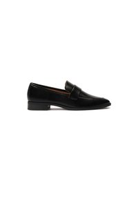 Mocasini din piele neagră cu toc plat, prezentând o curea rectangulară peste partea din față și o suprafață netedă, lucioasă.