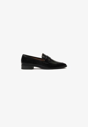 Mustad musta nahast loafersit, millel on lame kont, sirge rihm vampi üle ja sile poleeritud pind.
