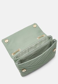 Bolso de mano de piel sintética verde acolchado con herrajes dorados, que cuenta con un cierre magnético, compartimentos interiores y una superficie texturizada.