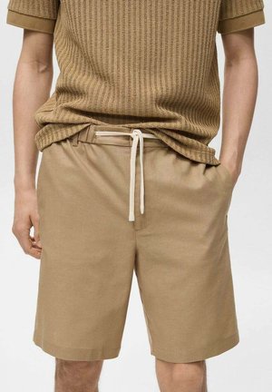 Shorts marron avec une ceinture élastique et un cordon de serrage. Fabriqués en tissu texturé, longueur genou avec poches latérales.