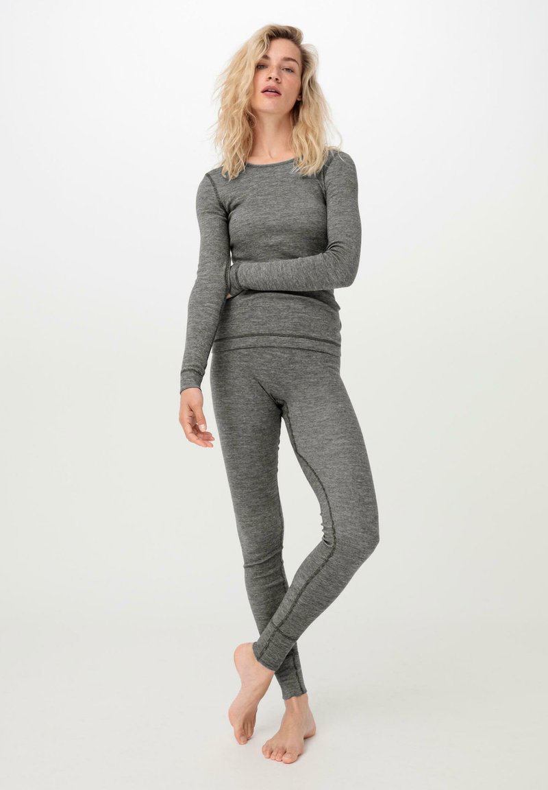 Grå långärmad topp och åtsittande leggings av mjukt, ribbat tyg. Har en rund halsringning och släta sömmar, med en snug och bekväm passform.