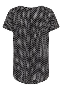 Schwarze Bluse mit kurzen Ärmeln, die ein geometrisches weißes Muster aufweist. Sie besteht aus einem weichen Stoff, hat einen runden Ausschnitt und einen dezenten, abgerundeten Saum auf der Rückseite.