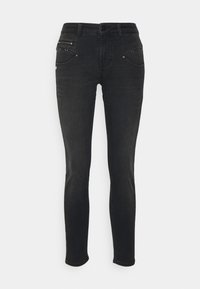 Jeans skinny de mezclilla negra con cintura de media altura, que cuentan con cremalleras decorativas y tachuelas en los bolsillos frontales, y cierre de botón.