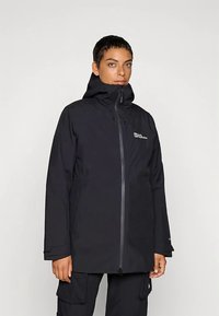 Veste imperméable noire avec capuche, fermeture éclair à l'avant et poignets ajustables. Présente un logo sur le côté gauche de la poitrine et une coupe droite.
