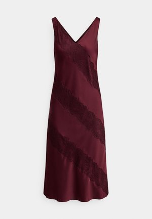 Bordo satenasta obleka z V-izrezom, ki ima diagonalne čipkaste poudarke na sprednji strani in tekočo silhueto. Gladek tekstura in eleganten dizajn.