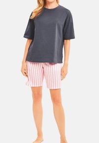 T-shirt in donkergrijze katoen met korte mouwen, gecombineerd met roze en witte gestreepte shorts, met een ontspannen pasvorm en comfortabele stof.