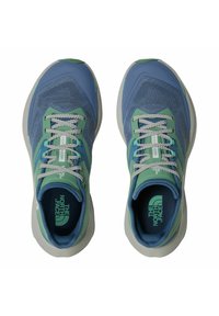 Zapatillas deportivas en azul y verde con parte superior de malla, cordones redondos, collar acolchado y suela texturizada. Presenta el logo en la lengüeta y en el costado.