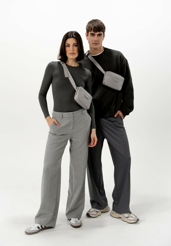 BERGEN CROSSBODY - Gürteltasche - greige