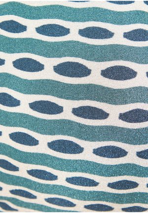 Sinisiä soikeita muotoja valkoisten vyöhykkeiden sisällä vuorottelevat aaltoilevien vihreiden vaakasuorien raitojen kanssa teksturoidulla kangaspinnalla.