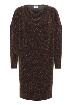 Hnědé šaty s rolákovým límcem a dlouhými rukávy, z lesklé, texturované látky zdobené kovovými akcenty po celém povrchu.
