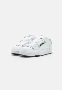 Globe TILT - Skatová obuv - white/green smu