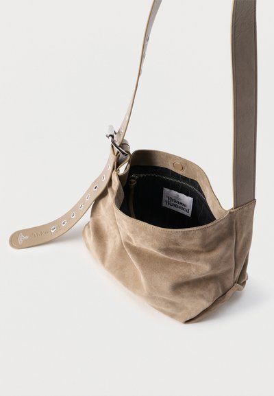 Μπεζ τσάντα ώμου από σουέτ με ρυθμιζόμενο λουράκι που διαθέτει ασημένια μεταλλικά τρύπες, ανοιχτή κορυφή που αποκαλύπτει το μαύρο εσωτερικό και ετικέτα Vivienne Westwood στο εσωτερικό.