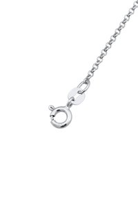 Silverfärgad metalkedja med ett runt kräftklägg. Har små ovala länkar och en slät, polerad yta. Minimalistisk design.