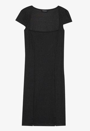 Schwarzes geripptes Midikleid mit kurzen Kappenärmeln, einem runden Ausschnitt und seitlichen Schlitzen am Saum für mehr Bewegungsfreiheit. Strukturiertes Stoffdetail.
