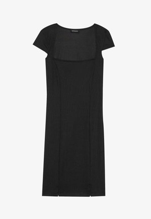 Abito midi nero a coste con maniche corte a cappuccio, scollo rotondo e spacchi laterali all'orlo per facilitare il movimento. Dettaglio del tessuto testurizzato.