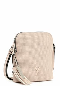 Beżowa torebka na ramię z perforowanej skóry, z zamkiem błyskawicznym, dekoracyjną frędzelką i smukłym regulowanym paskiem na białym tle.