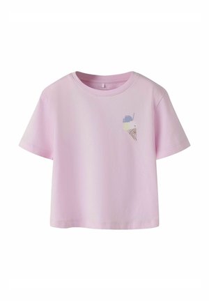 Lyserød t-shirt med korte ærmer og et lille motiv af en isvaffel med to kugler på venstre bryst.