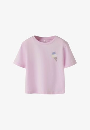 Světle růžové tričko s krátkým rukávem s malým motivem zmrzlinového kornoutu s dvěma kopečky na levé straně hrudi.