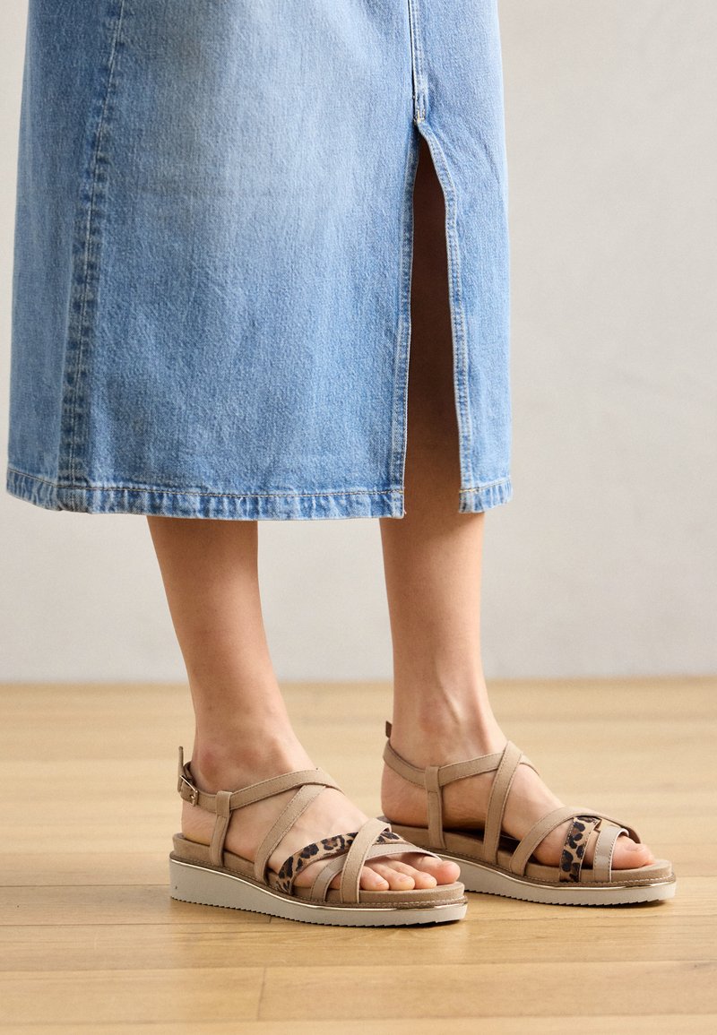 tamaris Sandalen met sleehak beige tamaris Sandalen met sleehak beige