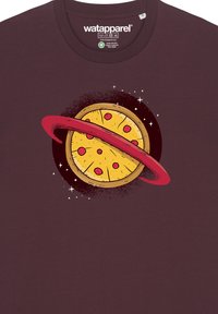 T-shirt bordeaux avec un graphique circulaire de pizza jaune comportant des pepperonis rouges, encerclé par un anneau rouge, sur un fond étoilé.