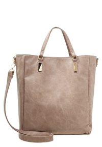 Bolso tote color topo hecho de cuero sintético texturizado. Cuenta con dos asas para llevar a mano y una correa de hombro desmontable, con acentos en tono dorado.