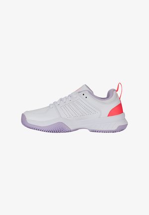 Zapatillas deportivas en blanco y lavanda, con un acento rosa, diseño lateral perforado, suela de goma plana y cierre de cordones.