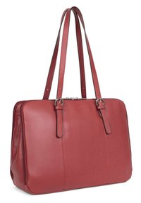 Rode lederen tote tas met twee lange handvatten, een ritssluiting en een platte bodem. Gladde textuur met subtiele stiknaden en accenten op de riemen.