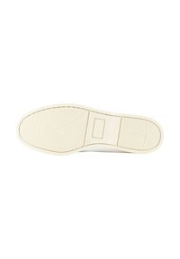 Suela de zapatilla blanca con banda de goma texturizada, que presenta un diseño minimalista y un agarre con patrón para tracción.