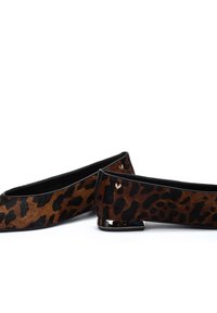 Zapatos planos con estampado de leopardo en una combinación de colores marrón y negro, con un upper de textura suave y ribete negro. Presenta un pequeño acento dorado en el tacón.