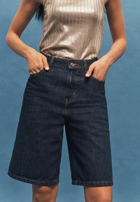 Next LONGLINE - REGULAR FIT - Džinsiniai šortai - dark blue