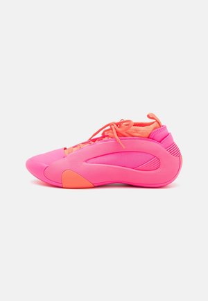 Chaussure de sport montante rose vif et orange avec lacets, semelle texturée et languette au talon, présentée de profil sur fond blanc.