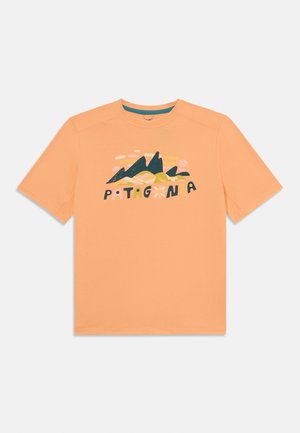 Tricou scurt cu mânecă, de culoare portocalie, fabricat dintr-un material moale, cu un grafic al unui munte în nuanțe de verde închis, roz și galben, având cuvântul "PATAGONIA".