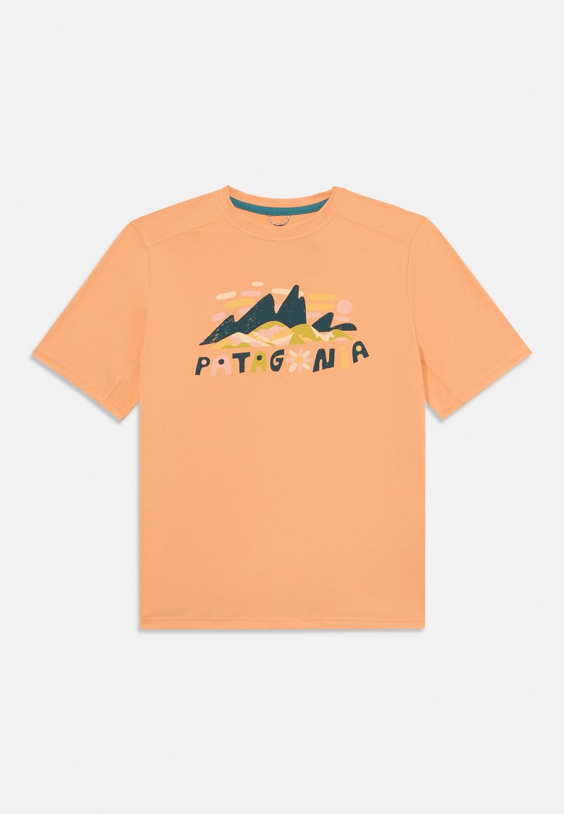 Trumpas rankovėmis oranžinis marškinėliai pagaminti iš minkštos medžiagos, su kalnų grafika tamsiai žalia, rožine ir geltona spalvomis, ant kurios užrašyta "PATAGONIA".
