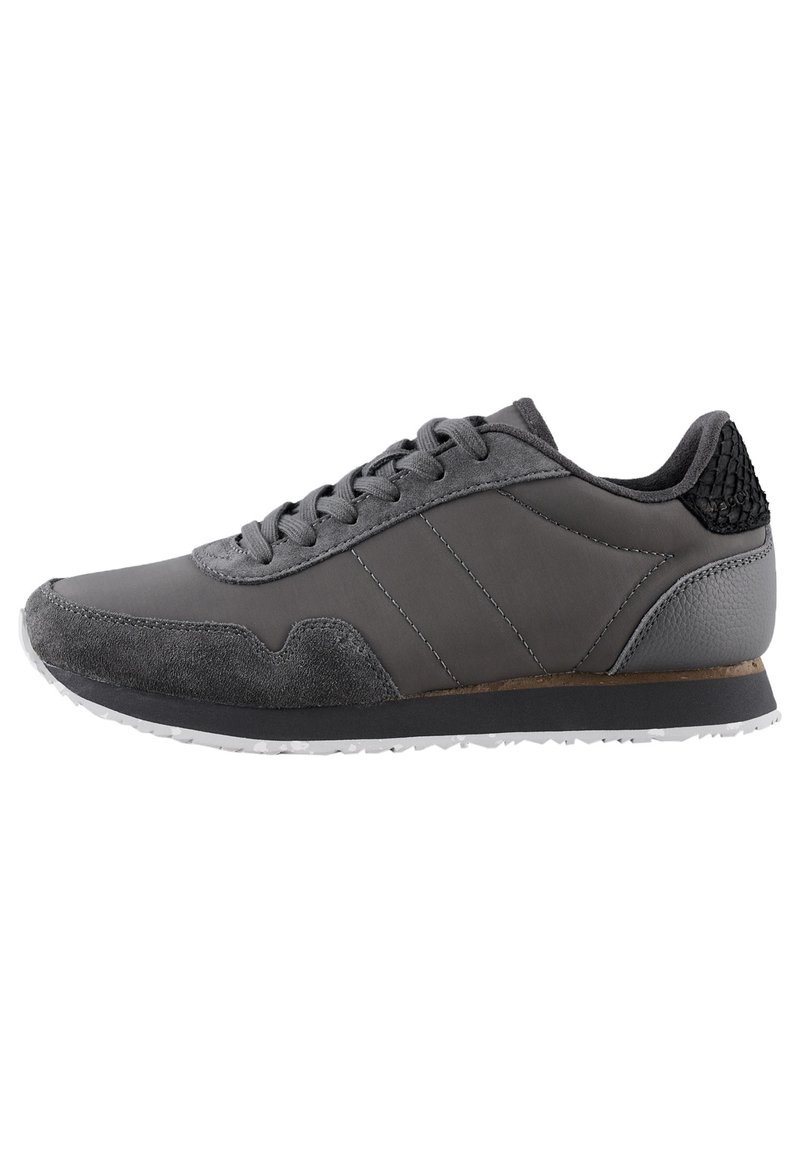 Sneaker grigia con un mix di texture lisce e scamosciate, design con lacci, un accento a tacco testurizzato e una suola in gomma bianca.