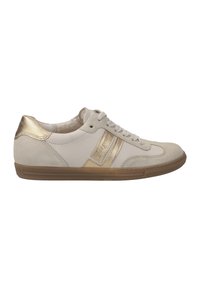 Beige skinnesneakers med gullakenter, snøring, teksturerte områder og gummisåle. Har en sidelogo og polstret krage.