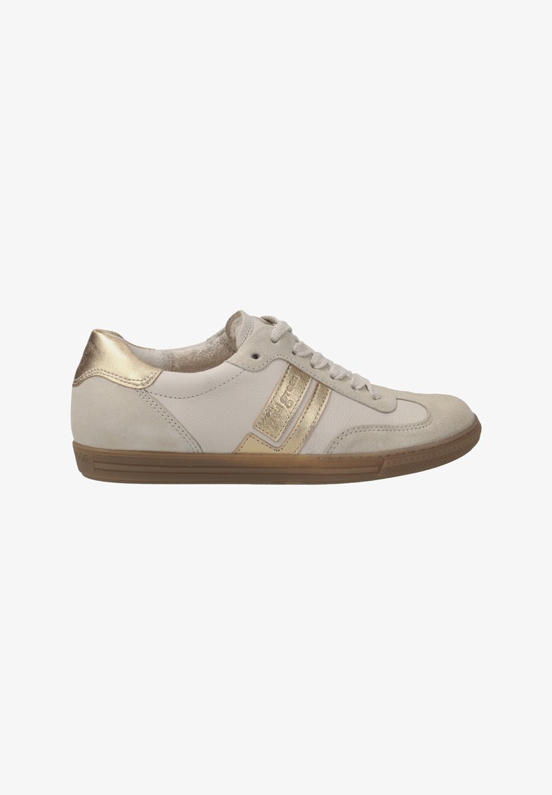 Zapatillas de cuero beige con acentos dorados, diseño de cordones, áreas texturizadas y suela de goma. Presenta un logo lateral y cuello acolchado.