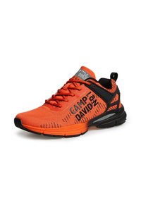 Orangene Sportschuhe mit einem atmungsaktiven Mesh-Obermaterial, schwarzen Akzenten, strukturiertem Sohlen und markantem "CAMP DAVID" Branding an der Seite.