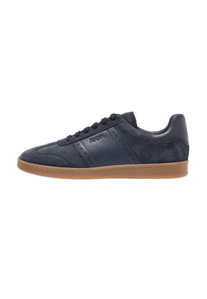Zapatilla para hombre en ante azul marino y cuero con cordones en la parte delantera, suela de goma, perforaciones laterales y panel con marca.