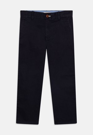 Pantalon bleu marine à jambes droites avec passants pour ceinture, bouton à l'avant, braguette zippée et poches latérales, présenté sur un fond blanc.